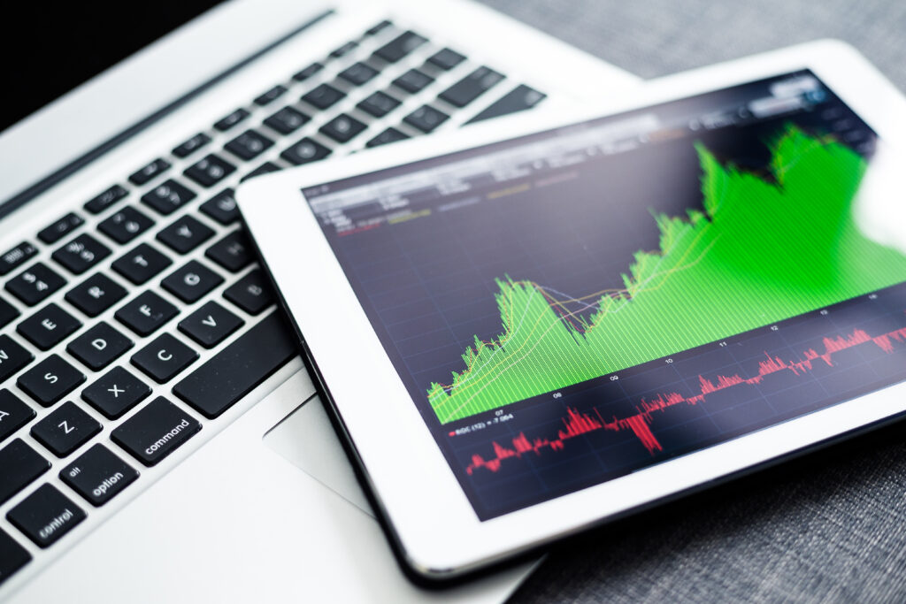 理解本益比:評估股票價值的關鍵指標 stock market graphs on tablet pc with laptop compu 2023 11 27 04 50 33 utc 本益比