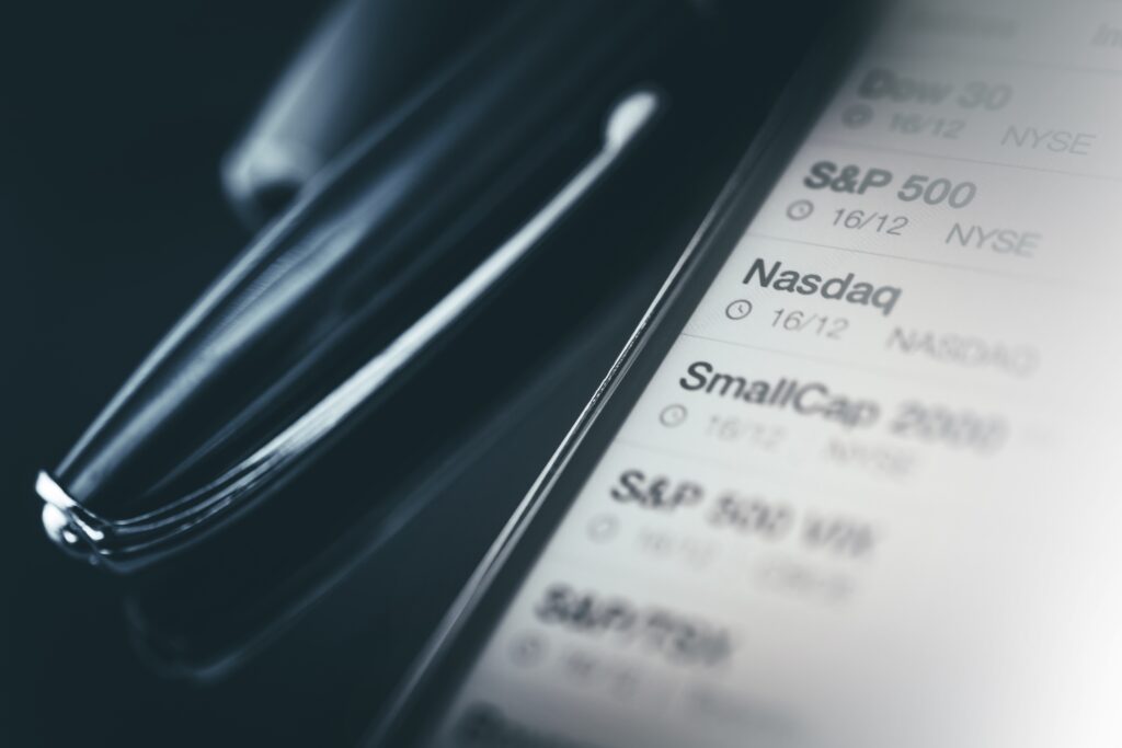 S&P500指數投資指南 - CFD與ETF全方位解析 stock market trader desk 2023 11 27 04 57 43 utc CFD