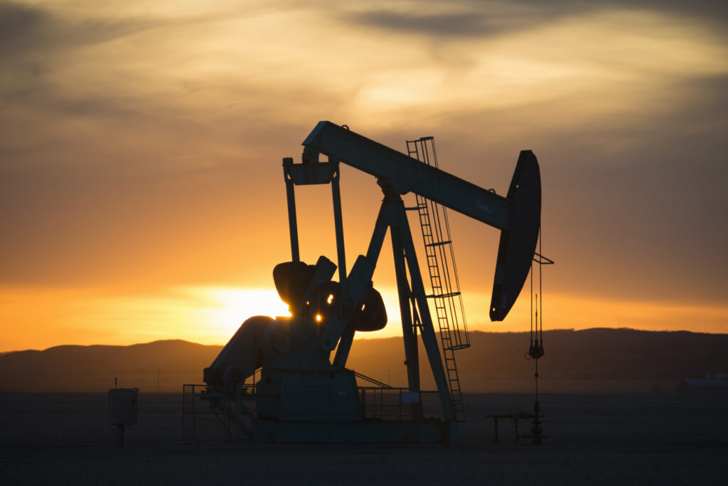 原油產品全解析:從地下寶藏到生活必需 a pumpjack at an oil drilling site at sunset 2023 11 27 05 17 40 utc 原油