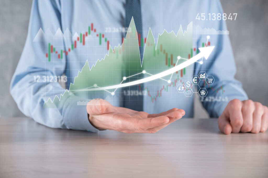 新手股票投資快速入門:掌握基礎 規避風險 邁向盈利 businessman hold sales data economic growth graph chart business planning strategy analysing trading exchange financial banking technology digital marketing profit growing plan 股票投資