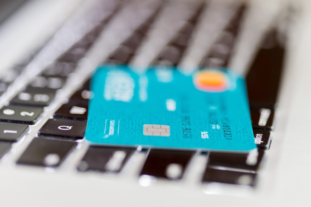 信用卡選擇與使用全攻略:從辦卡到積分獎勵的深度教學 credit card on the laptop closeup online shoppin 2023 11 27 05 00 37 utc 信用卡選擇