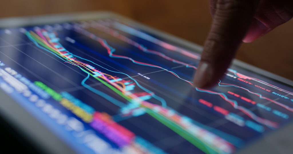 美股入門教學:掌握四大指數,投資美股並不難 stock market data on tablet computer at night 2023 11 27 05 29 21 utc 四大指數