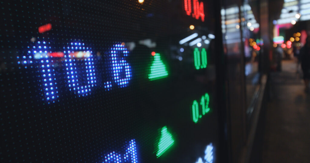 美股開戶平台全解析:選對平台,啟航美股投資之旅 stock market prices showing on the screen 2023 11 27 04 56 01 utc 美股開戶平台