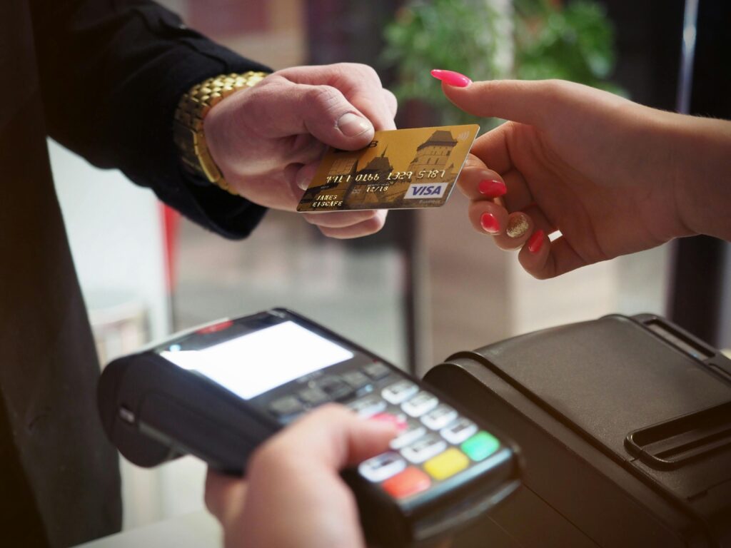 聯徵是什麼?一篇搞懂如何查詢聯徵紀錄與提升信用評分 Close-up of a credit card payment being processed at a POS terminal.